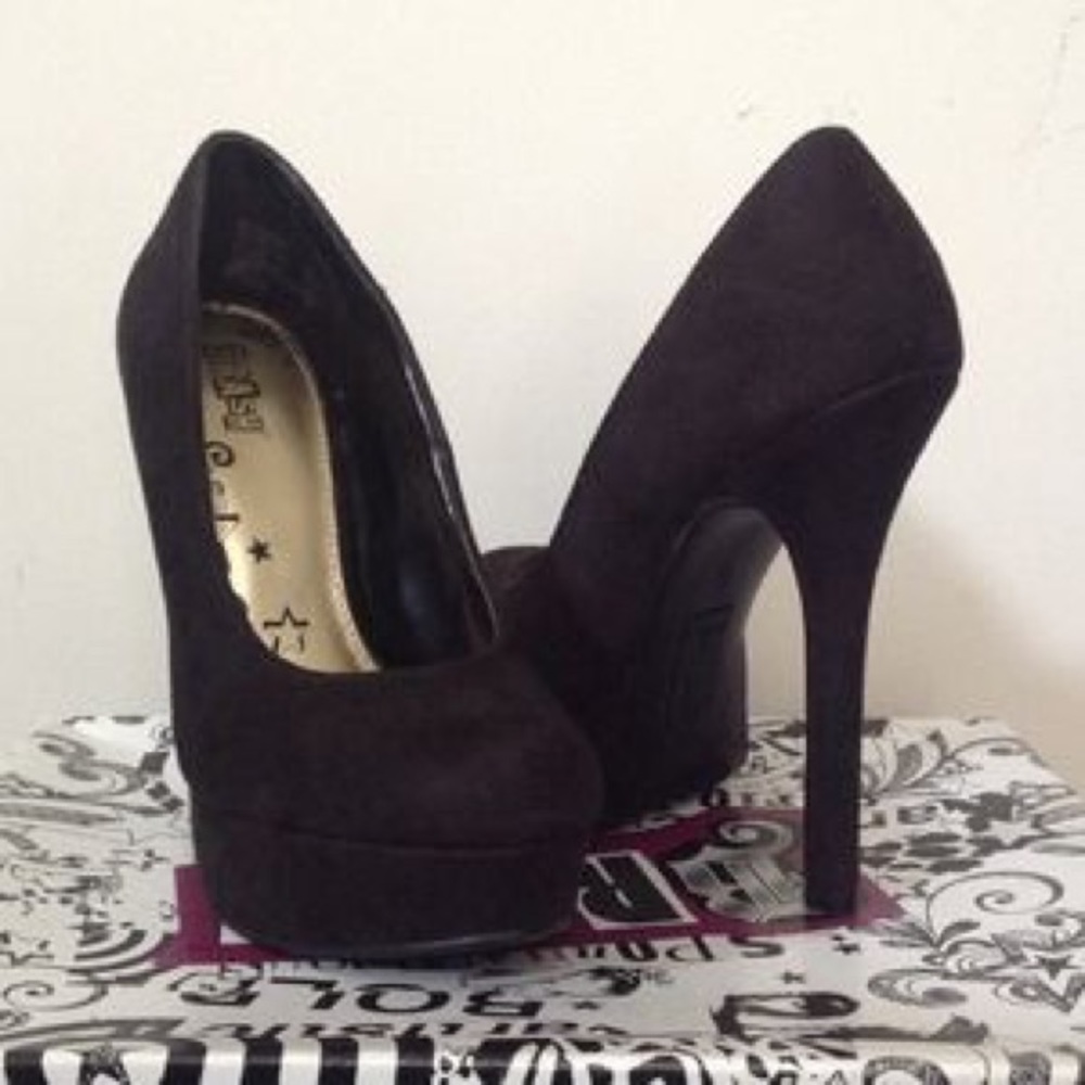 Black Pumps